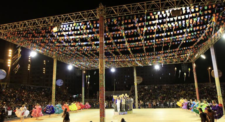 Palco montado na Praça da Estação para as quadrilhas do Arraial de Belo Horizonte