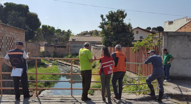 PBH intensifica ações de prevenção para período chuvoso - Fotos: Divulgação/Urbel Técnicos da PBH fazem vistoria em áreas de risco, como pontes sobre córregos