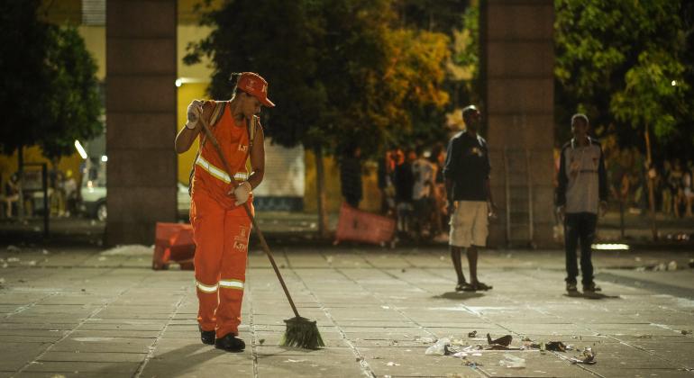 BH em Pauta: SLU promove campanha sobre descarte de lixo. Foto: Marcelo Santos/PBH Gari limpando a rua.