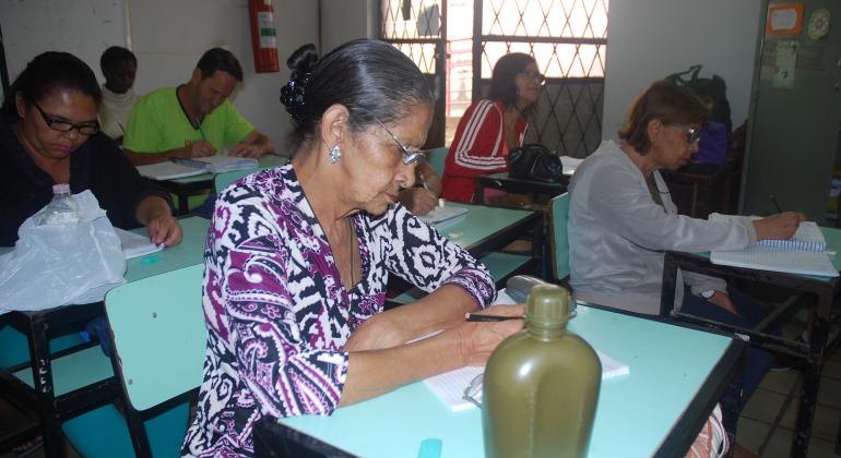 Dona Maria Lúcia Neto, em destaque, na foto tirada dentro de uma sala de aula