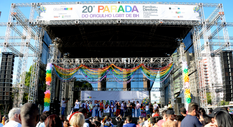 Muitos cidadãos de pé vendo os acontecimentos do palco da 20ª Parada LGBT.