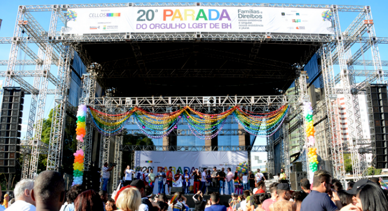 Belotur, Cellos e Diverso UFMG divulgam balanço da Jornada pela Cidadania e Parada do Orgulho LGBT. Foto: Amira Hissa/PBH Muitos cidadãos de pé vendo os acontecimentos do palco da 20ª Parada LGBT.