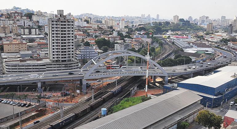 Vista do horizonte da cidade, tendo o viaduto do Boulevard Arrudas em destaque