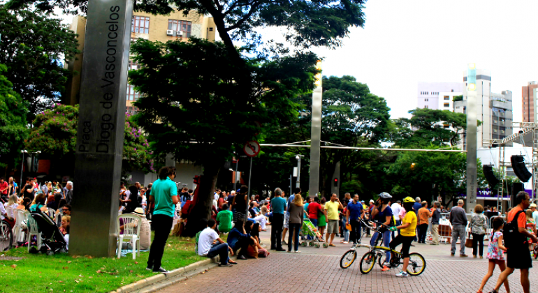 Neste domingo, 6 de agosto, o evento “A Savassi é da gente” terá food truck e apresentações musicais e circenses. Foto: Amira Hissa/PBH Mais de quinze pessoas na Savassi, umas a pé e outras de bicicleta.