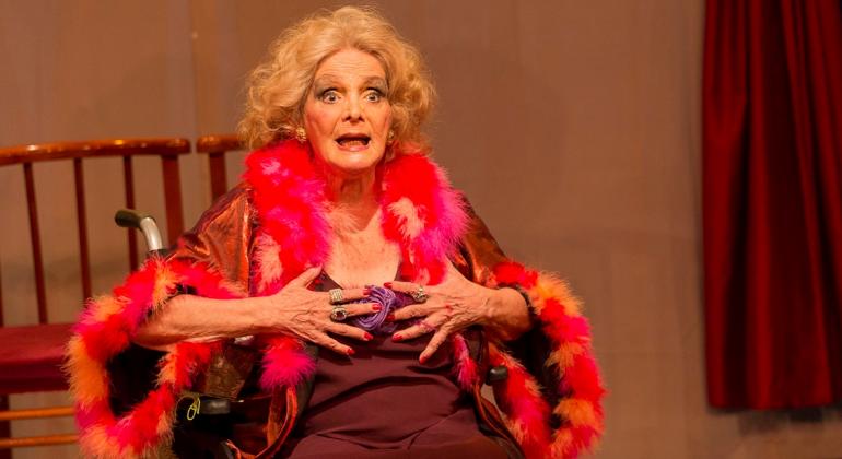 As Meninas de Madame Mimi - Cia Produz Ação Cênica. Foto: Ricardo Gonçalves A atriz Wilma Henriques interpreta uma vedete na peça "As Meninas de Madame Mimi"