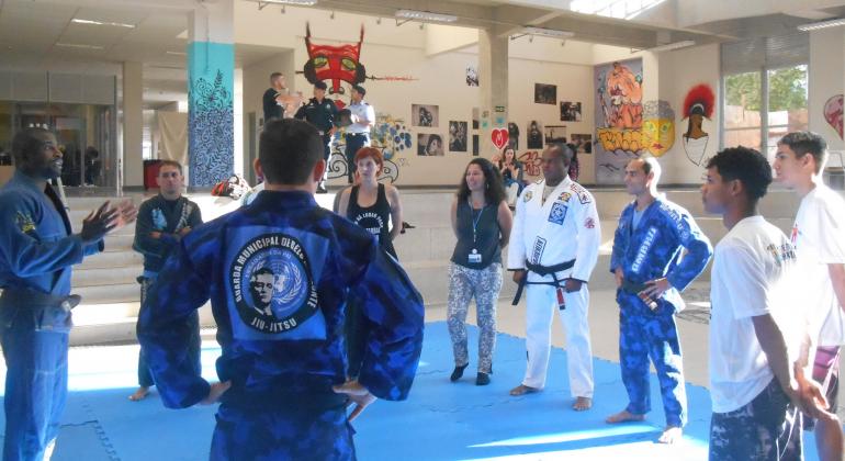 Instrutor de Jiu-Jitsu dá aula para cerca de sete pessoas no Centro de Referência da Juventude.