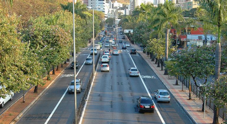Foto: Breno Pataro/PBH Avenida Nossa Senhora do Carmo durante o dia.