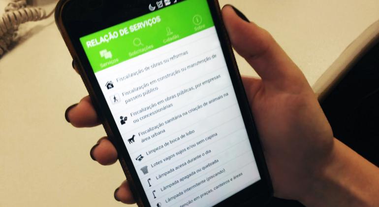 O uso do aplicativo BH Resolve Mobile cresceu 50% em um ano. Fotos: Divulgação/PBH Mão feminina segura celular onde está aberta página do aplicativo BH Resolve Mobile.