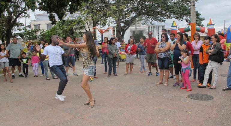 Cortejo celebra Orixá da Saúde e quer marcar presença das religiões de Matriz Africana na Capital. Foto: Polianna Soalheiro Cerca de vinte pessoas em evento em praça do Bairro Concórdia.