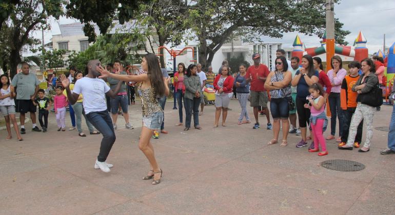 Cerca de vinte pessoas em evento em praça do Bairro Concórdia.