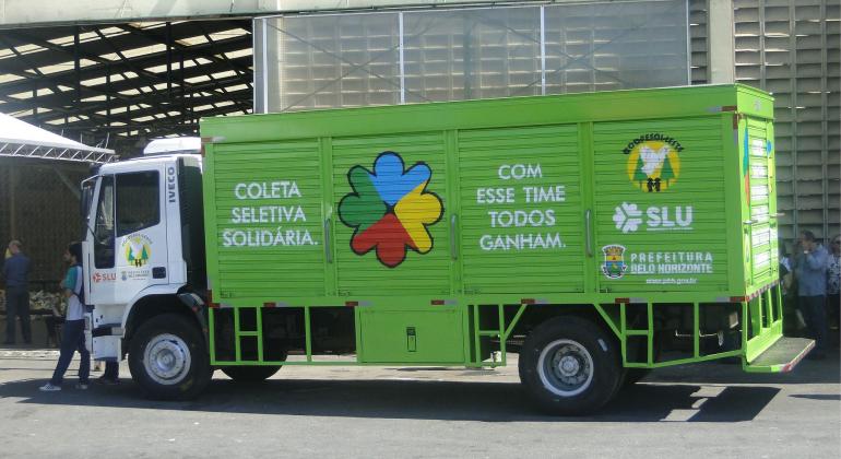 Ação conjunta entre SLU e Smed garante coleta seletiva em escolas do Barreiro e apoia o trabalho de cooperativas de materiais recicláveis. Foto: Pedro Antônio de Oliveira/PBH Caminhão de lixo reciclável.