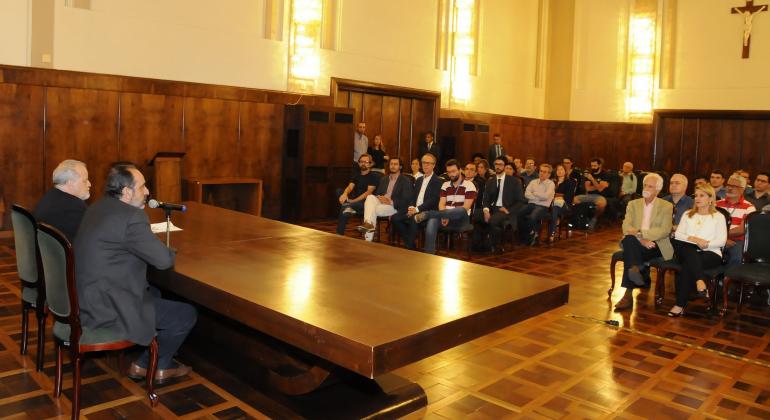 Prefeito de Belo Horizonte, Alexandre Kalil, em mesa ao lado do secretário municipal de Meio Ambiente, Mário Werneck, voltados para o Salão Nobre da Prefeitura, onde estão os membros do Comitê sobre Mudanças Climáticas e convidados.