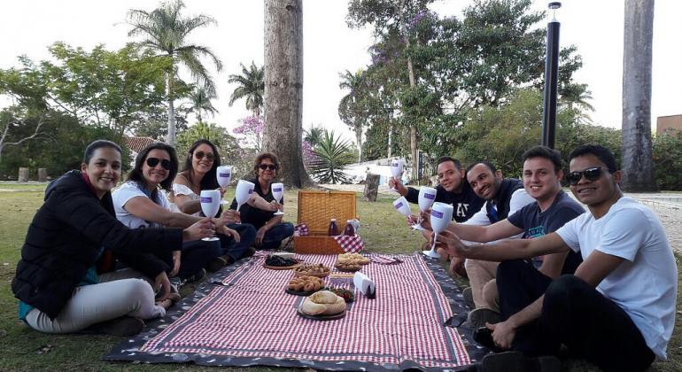 Empresa promove piquenique com oito turistas no gramado na Casa JK, na Pampulha.
