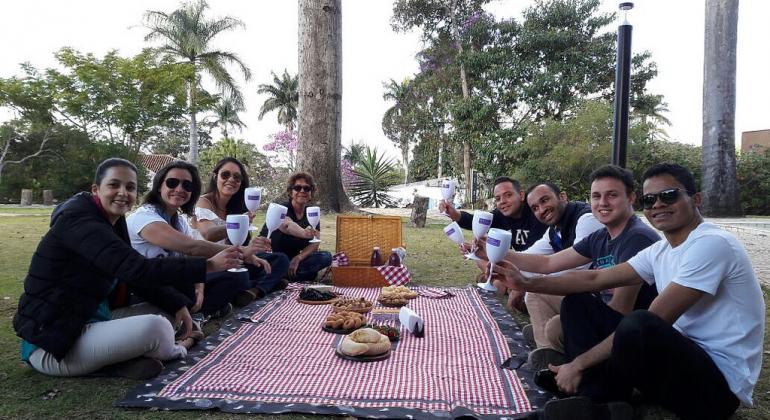 Empresa promove piquenique com turistas na Casa JK, na Pampulha. Foto: Divulgação Empresa promove piquenique com oito turistas no gramado na Casa JK, na Pampulha.