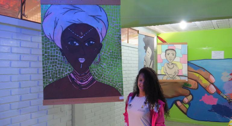 Aluna de escola municipal de descendência africana frequenta exposição "Eu tenho orgulho de ser negro sim"