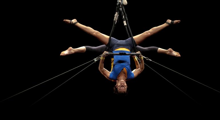 Raul Belém Machado recebe espetáculo que mescla acrobacias e teatro. Foto: João Saenger Atrizes realizam acrobacias em cena da peça.