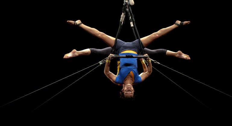 Atrizes realizam acrobacias em cena da peça.