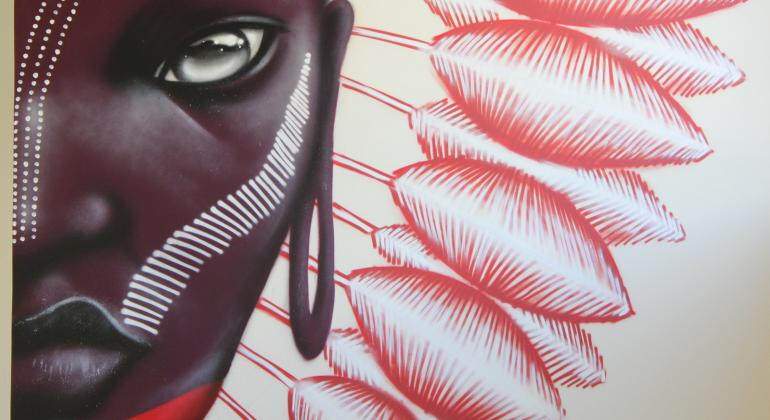 Centro de Referência da Juventude celebra energia criativa da população de BH com intervenções e ocupação artística do espaço. Foto: Arquivo PBH Grafite de índia negra com cocar de penas vermelhas estilizadas.