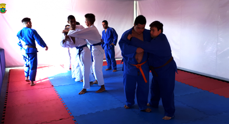 Por meio do esporte e de outras atividades, programa Superar proporciona inclusão social e uma nova vida às pessoas com deficiência. Foto: Vilma Tomaz/PBH Rapazes com deficiência visual praticam judô.