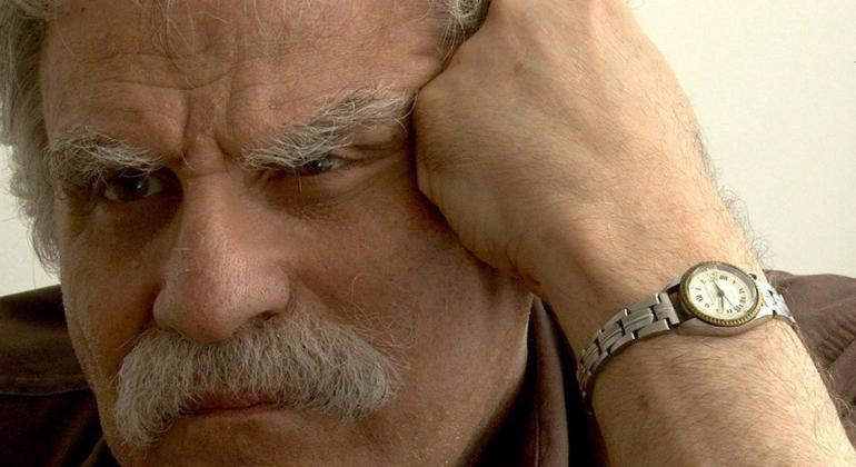 Confira a programação completa da mostra de Luiz Rosemberg Filho, emcartaz no MIS-Cine Santa Tereza de 10 a 20 de agosto. Foto: Divulgação Cineasta Luiz Rosemberg Filho, homem maduro, de bigode e sombrancelha grisalhos, com a mão na cabeça.