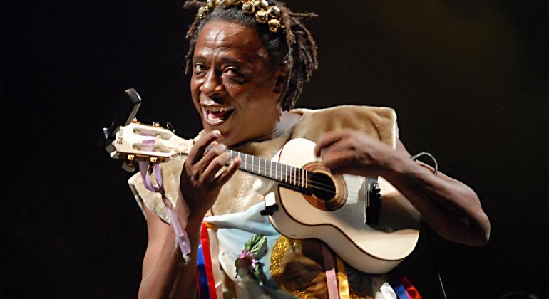 O músico Maurício Tizumba se apresenta tocando cavaquinho