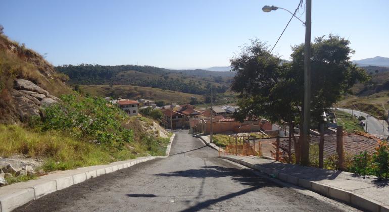 Rua Rua Fernão Dias, que serve como opção de trajeto para o município de Sabará, após pavimentação feita pela PBH