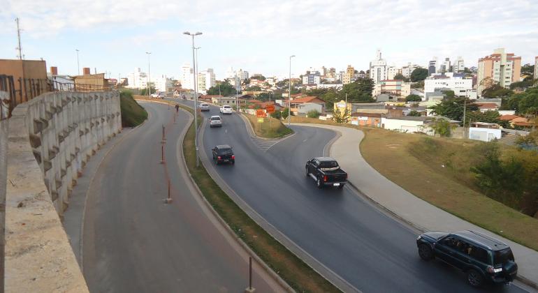 Avançam os trabalhos da obra da Via 710, que vai ligar as regiões Leste e Nordeste de Belo Horizonte. Foto: Antônio Rodrigues/PBH Trecho novo da Rodovia 710 com carros transitando durante o dia.