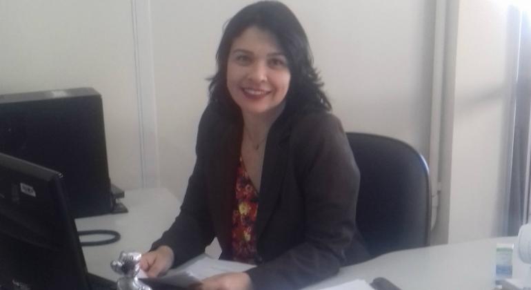 Guarda Municipal de BH conta com Ouvidoria para receber avaliações, críticas, sugestões e elogios da população.Foto: Divulgação/PBH Mulher sentada em mesa com computador.