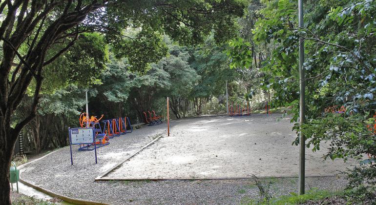 Parque Mosteiro Tom Jobim, com muito verde e equipamentos do Academia da Cidade em com piso de cimento.