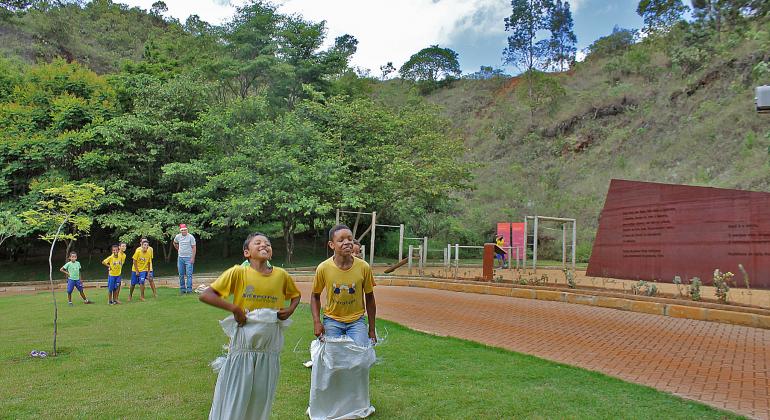 Confira os principais eventos gratuitos que acontecem neste fim de semana, dias 12 e 13 de agosto. Foto: Lívia Ansaloni/PBH Crianças brincam de corrida do saco no Parque Municipal Serra do Curral.