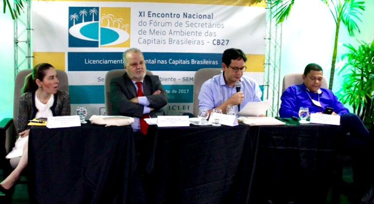 Durante o evento, Belo Horizonte foi referência devido à arborização e ao uso da aplicação das medidas compensatórias no setor ambiental. Foto: SMMA/PBH Secretário municipal de Meio Ambiente, Mário Werneck, com outros três participantes em mesa do evento "IX Encontro Nacional do Fórum de Secretários de Meio Ambiente das Capitais Brasileiras – o CB27".