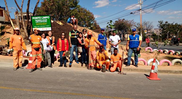 População está ajudando na conservação da limpeza e da vegetação das áreas renovadas. Foto: Regional Venda Nova/PBH Cerca de quinze trabalhadores da limpeza urbana junto ao espaço revitalizado.
