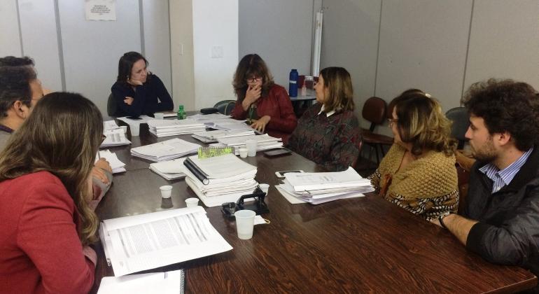 PBH permite que cidadãos e empresas recorram em caso de multa ou solicitem prorrogação de prazo para cumprimento da notificação. Junta de Recursos se reúne semanalmente na Secretaria de Serviços Urbanos. Foto: SMSU/PBH Junta de Recursos, composta por sete pessoas em torno de uma mesa, se reúne semanalmente na Secretaria de Serviços Urbanos.