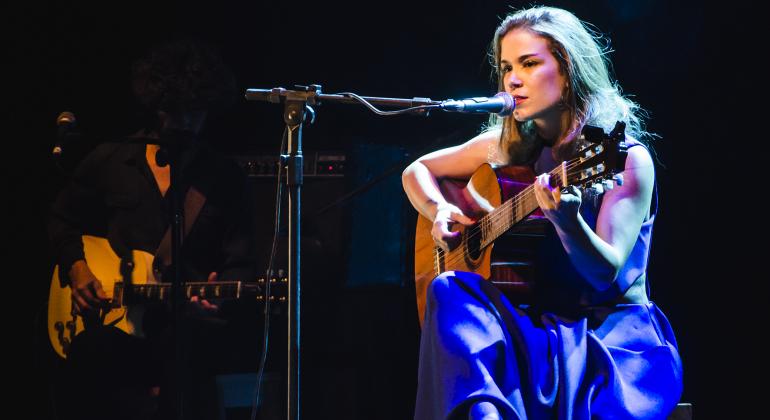 Projeto Domingo no Museu apresenta show com Luana Carvalho.