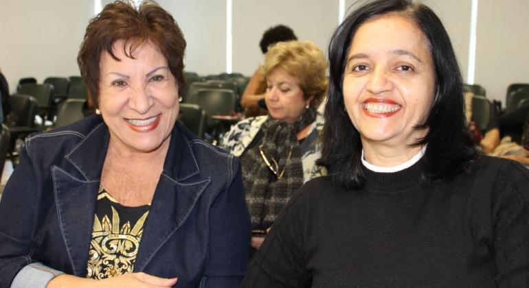 Duas aposentadas durante curso da PBH. Ao fundo, sentada, outra mulher.