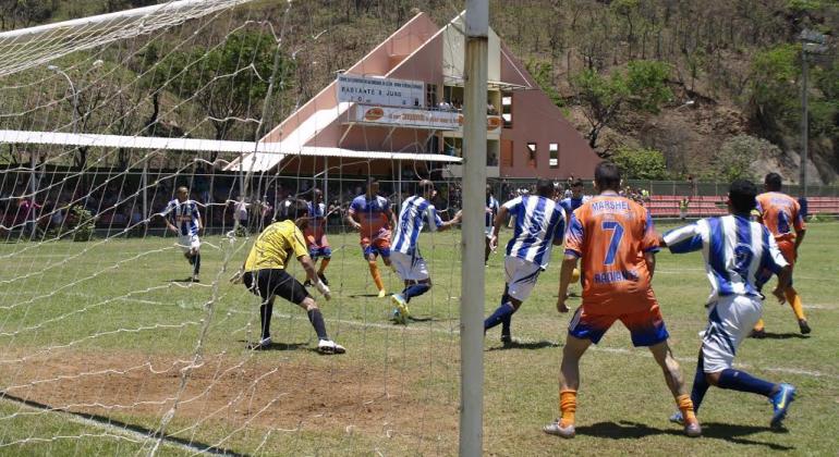 Duas equipes do Módulo A da Copa Centenário de Futebol Amador jogando próximo ao gol