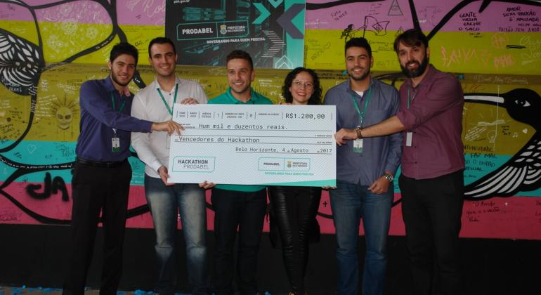 Equipe de Hackathon com diretor e Presidente da Prodabel e o cheque no valor de R$ 1.200,00.