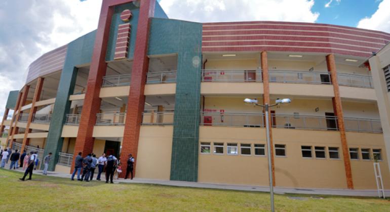 Fachada da Escola Municipal Doutor Júlio Soares