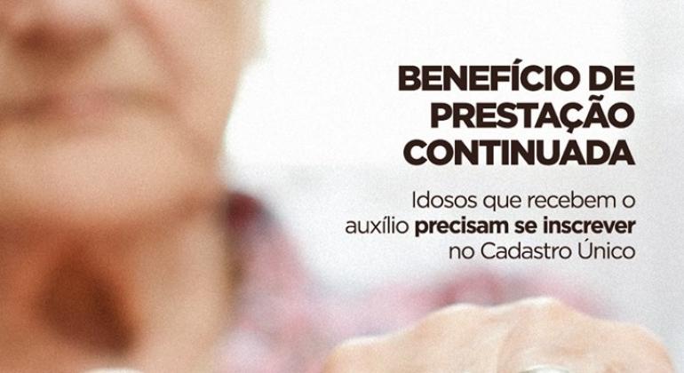 Beneficiários do Benefício de Prestação Continuada, provento federal para pessoas idosas e com deficiência, devem se inscrever no CadÚnico. Imagem: https://www.facebook.com/AgoraCidadania Duas mãos de idosa com os dizeres: Benefício de prestação Continuada. Idosos que recebem auxílio precisam se inscrever no Cadastro Único.