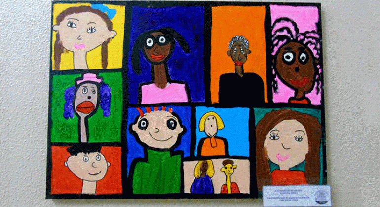 Com 16 telas produzidas por crianças de 5 e 6 anos, projeto de UMEI em Venda Nova gera exposição de quadros. Foto: Erick Moraes/PBH Quadro colorido com desenhos de crianças de vários tamanhos e cores.