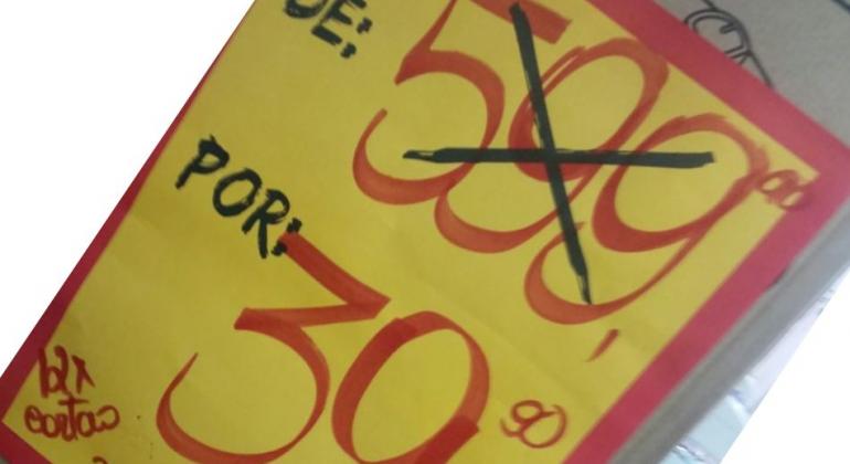 Divulgação equivocada de preços para pagamento com cartão de crédito motivou autuações em blitz do Proccon PBH. Foto: Divulgação PBH Cartaz informa erroneamente que o preço de um produto em 12 parcelas de R$39,90, no cartão de crédito resulta no total de R$399,00.
