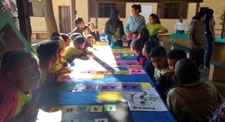 Crianças participando do programa na Escola Municipal Milton Campos