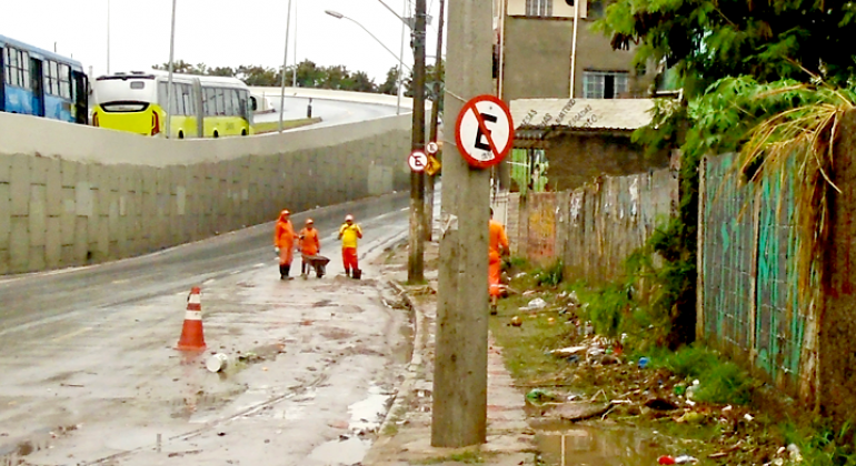 Ações de limpeza promovidas pela Prefeitura de Belo Horizonte (PBH) serão intensificadas na região de Venda Nova a partir de 25 de setembro. Foto: Avanilton de Aguilar/PBH Cinco garis da SLU realizam limpeza calçada de avenida.