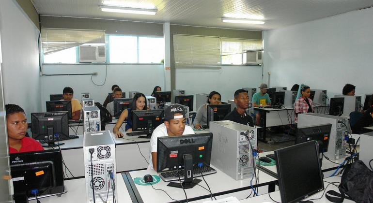 Grupo de jovens recebe curso em computadores