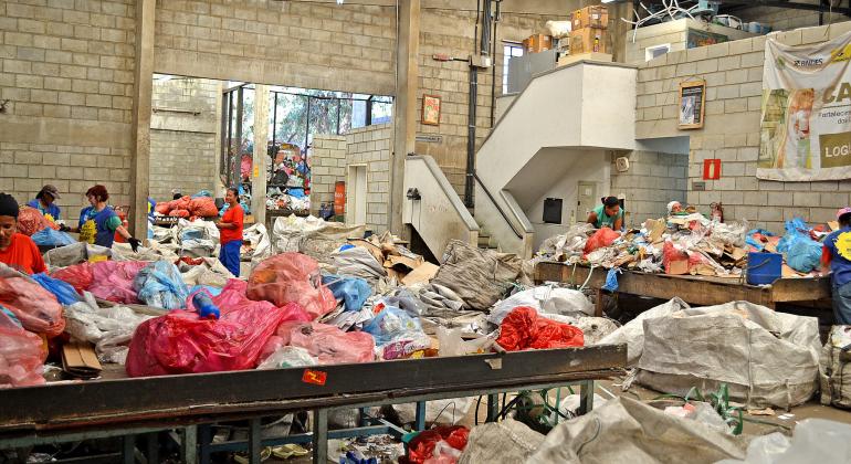 BH em Pauta:Grupos geram trabalho e renda na capital. Foto:Divulgação PBH Trabalhadoras separando materiais recicláveis