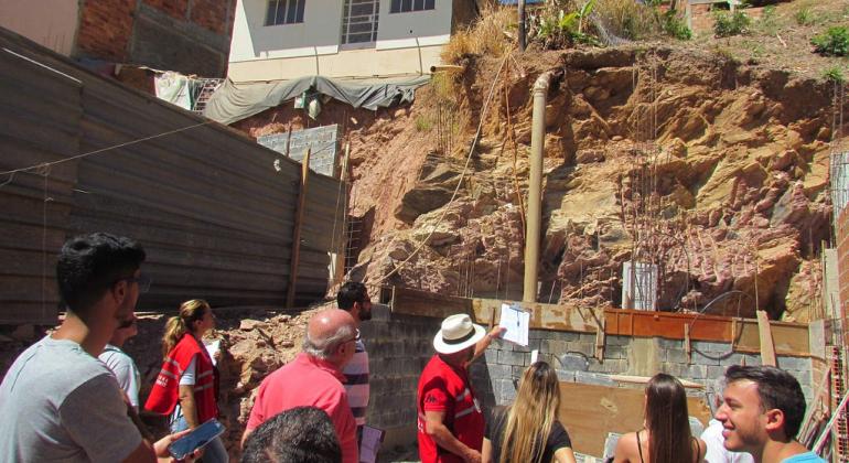 Técnicos recebem treinamento para atuação em áreas de risco Grupo recebe orientações próximo à encosta no bairro Cafezal