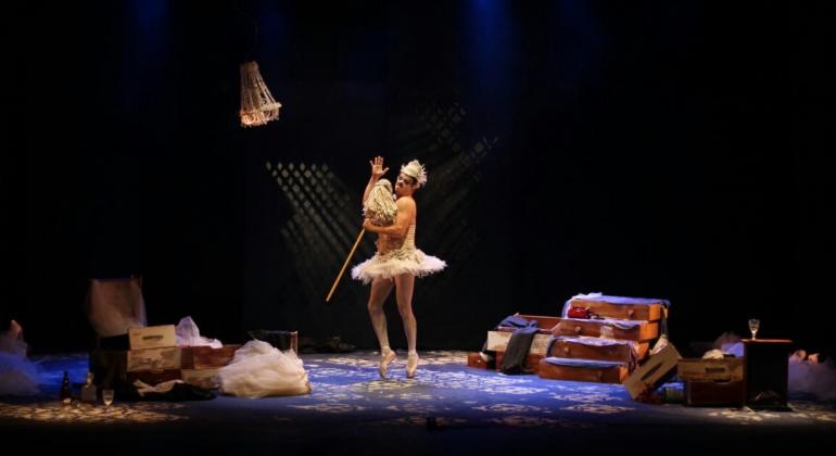 Foto: Divulgação Ator com roupas de bailarina em palco.