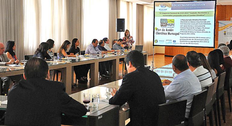 Servidores municipais assistem apresentação do Café com o Mundo na PBH, em 2013, sobre sustentabilidade.