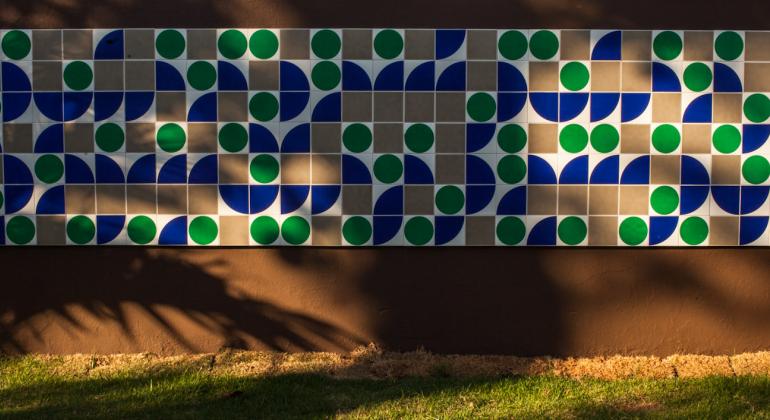 Muro com azulejos da marca Pampulha