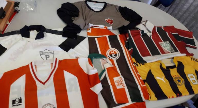 Foto: Vilma Tomaz/PBH Camisetas de times diversos fazem parte do acervo do Centro de Memória do Esporte e Lazer.